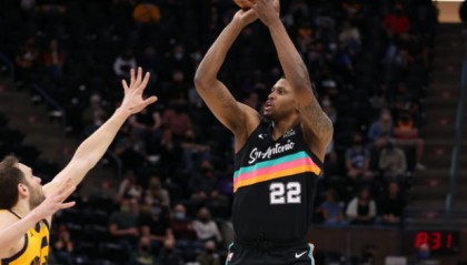  莫兰特突破无解砍高分，灰熊力克马刺夺四连胜  