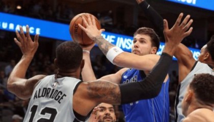  东契奇40+三双独行侠登顶  