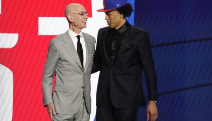 底特律活塞状元凯德·坎宁安接受胫骨手术提前告别本赛季，摆烂大军竞争白热化催生新一轮摆烂高潮。