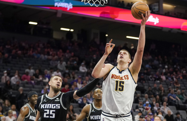  约基奇27+15+10掘金横扫爵士  